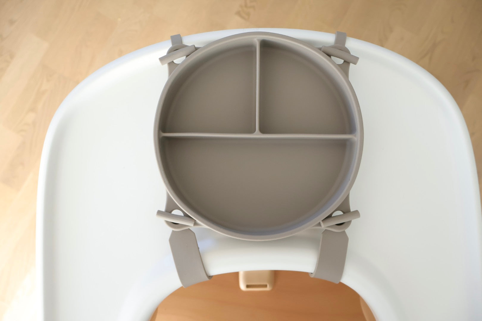 Barntallrik med sugpropp och spännband