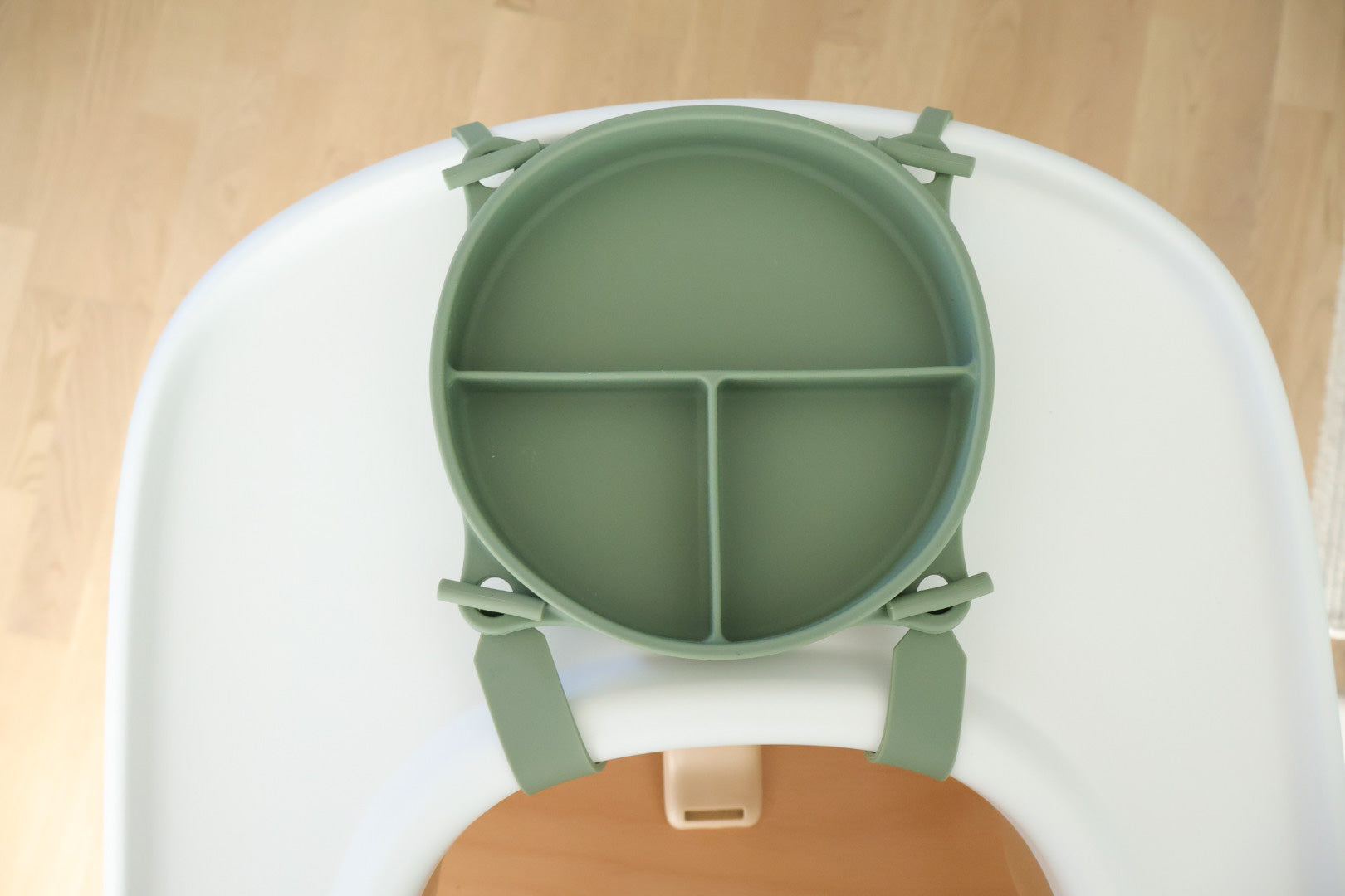 Barntallrik med sugpropp och spännband